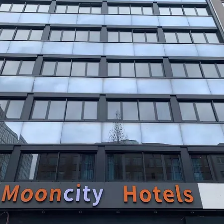 Mooncity & Boardinghouse מלון