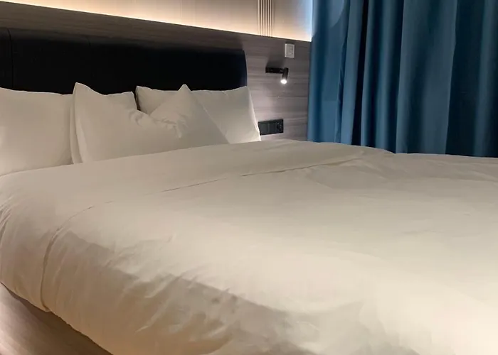 Mooncity & Boardinghouse