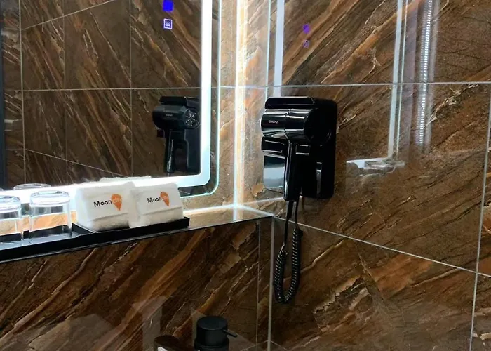 Mooncity & Boardinghouse מלון