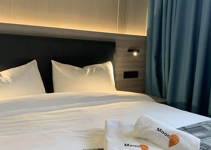 Mooncity & Boardinghouse