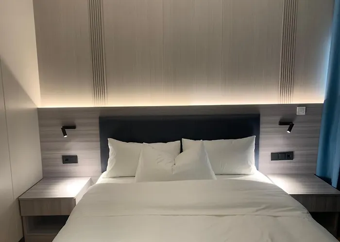 Mooncity & Boardinghouse